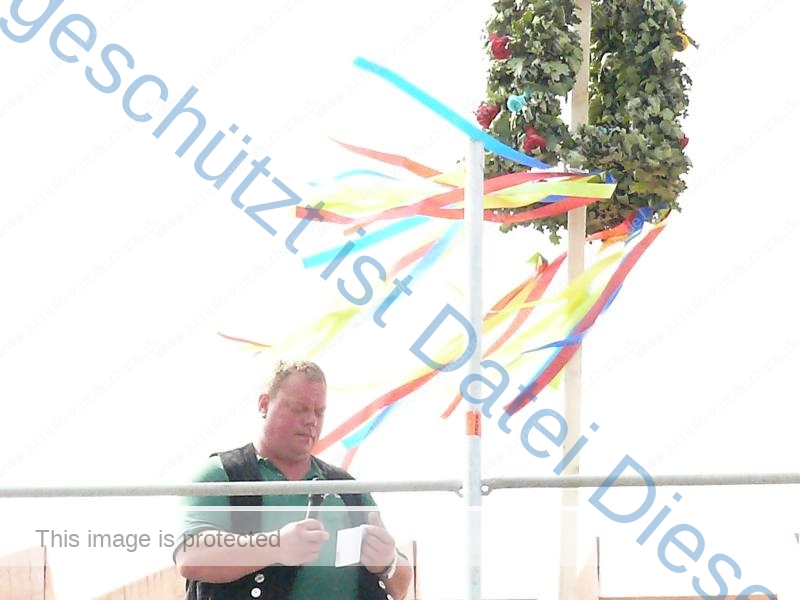 Schulgemeinschaft feiert Richtfest des neuen Schulgebäudes