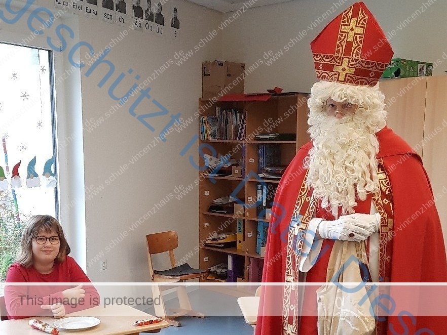 Hoher Besuch in der Schule des St. Vincenzhauses: Der Nikolaus
